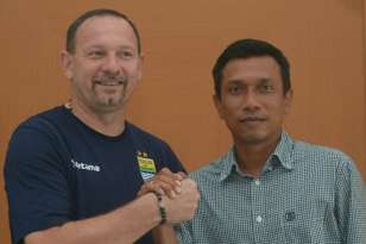 Pelatih Persib Bandung Dejan Antonic bersama pelatih Sriwijaya FC Widodo Cahyono Putro dalam jumpa pers di Graha Persib, Jalan Sulanjan, Jum'at (29/4/2016)