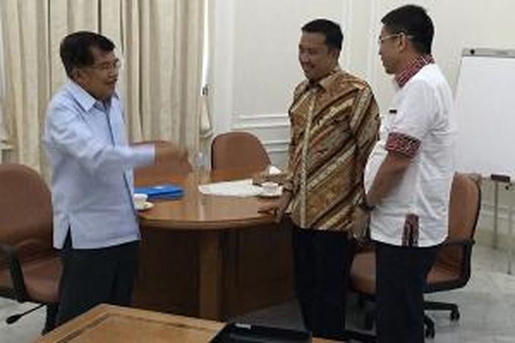 Wakil Presiden Jusuf Kalla menerima Menteri Pemuda dan Olahraga Imam Nahrawi dan Wakil Ketua Umum PSSI, Hinca Panjaitan, di rumah dinasnya, Senin (25/5/2015). 