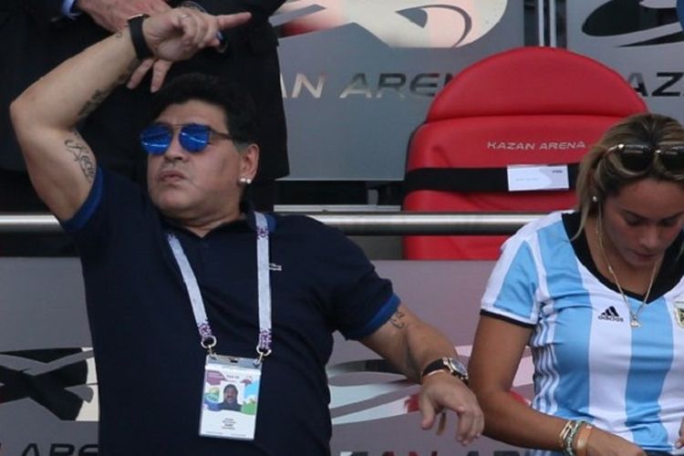 Legenda sepak bola dunia, Diego Maradona, tampak menonton di tribune VIP Kazan Arena bersama sang kekasih, Rocio Oliva, pada laga Perancis vs Argentina, 30 Juni 2018. 