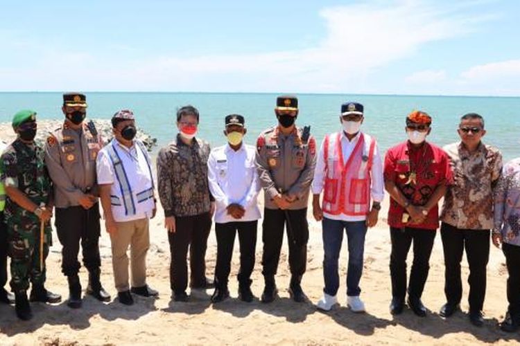 Menteri Perhubungan Budi Karya Sumadi saat mengunjungi pembangunan pelabuhan jetty di Kawasan Industrial Park Indonesia (KIPI), di Tanah Kuning Kabupaten Bulungan, Kalimantan Utara (Kaltara).
