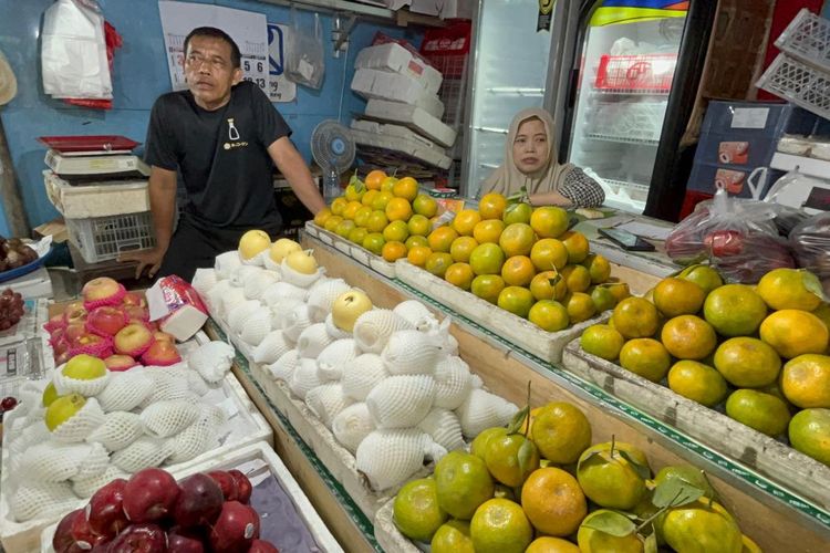 Omzet Turun Imbas Dollar Naik, Pedagang Buah Impor Pasar Gede Solo: Orang Desa Juga Kena