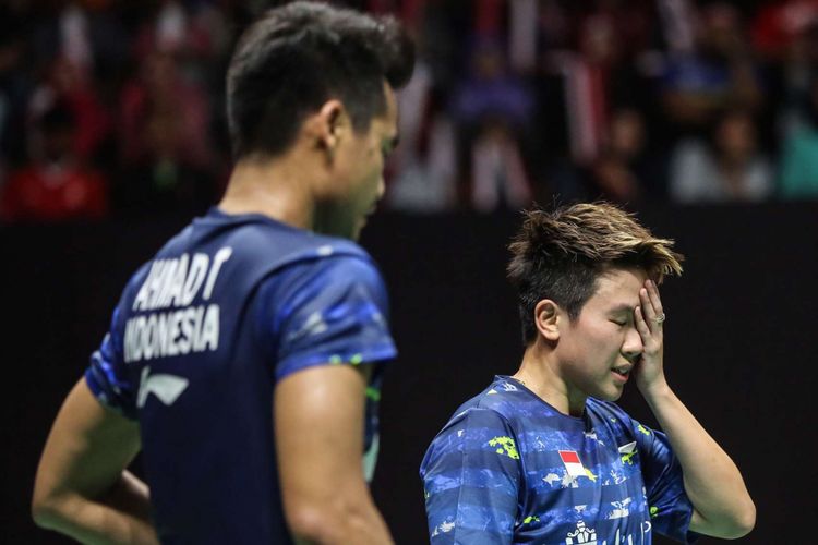 Ganda campuran Indonesia Tontowi Ahmad dan Liliyana Natsir mengembalikan bola ke arah pasangan China, Zhang Siwei/Huang Yaqiong dalam babak final Indonesia Master di Istora Senayan, Jakarta, Minggu (28/1/2018). Zhang Siwei/Huang Yaqiong juara Indonesia Master 2018 menang dengan dua gim langsung, 21-14 dan 21-11.