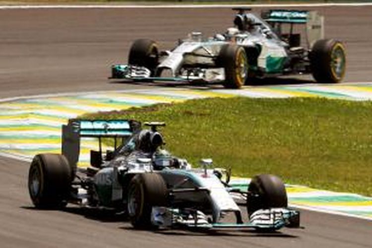Pebalap Mercedes asal Jerman, Nico Rosberg (depan), memimpin balapan di depan rekan satu timnya, Lewis Hamilton, pada GP Brasil yang berlangsung di Sirkuit Interlagos, Minggu (9/11/2014).