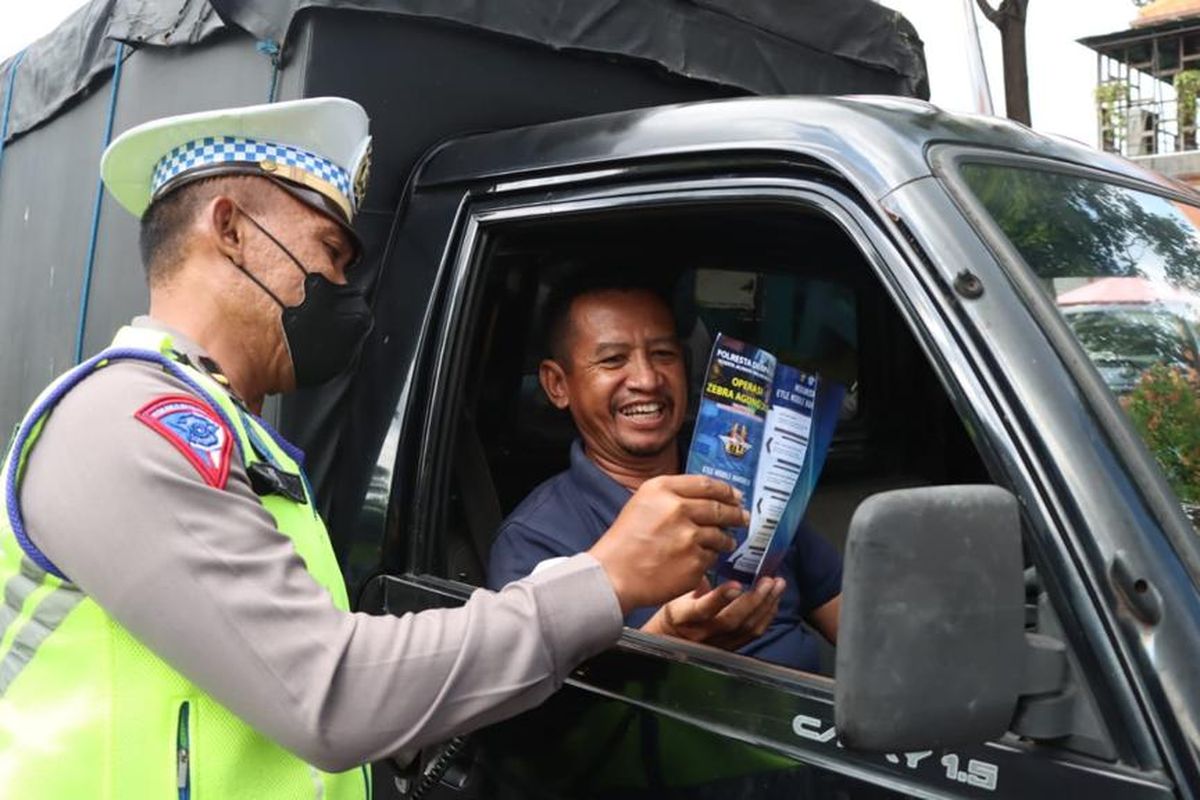 Petugas kepolisian tengah memberi sosialisasi tata tertib peraturan lalu lintas kepada para pengendara di kawasan Denpasar, Bali. /Dok. Humas Polda Bali