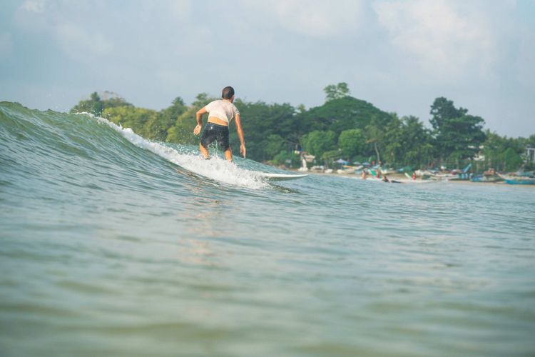 Berselancar di Weligama, Sri Lanka