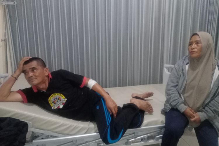 Yaya (60), salah satu dari tujuh orang warga yang sempat tersesat dan hilang di Gunung Godog, Desa Godog, Kecamatan Karang Pawitan, Garut, Jawa Barat, bersama istri saat ditemui di ruang perawatan Puskesmas Cempaka, Senin (21/10/2024) malam