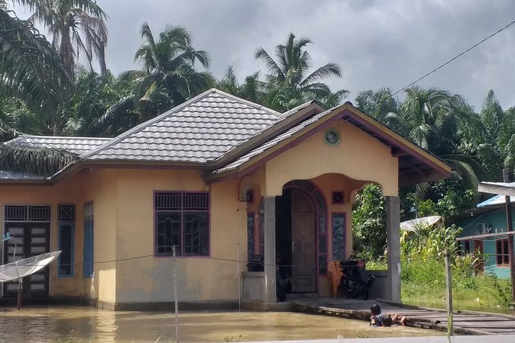 Sejumlah anak-anak berenang digenangan banjir yang melanda permukiman warga di Desa Sontang, Kecamatan Bonai Darussalam, Kabupaten Rohul, Riau, Jumat (29/11/2019).