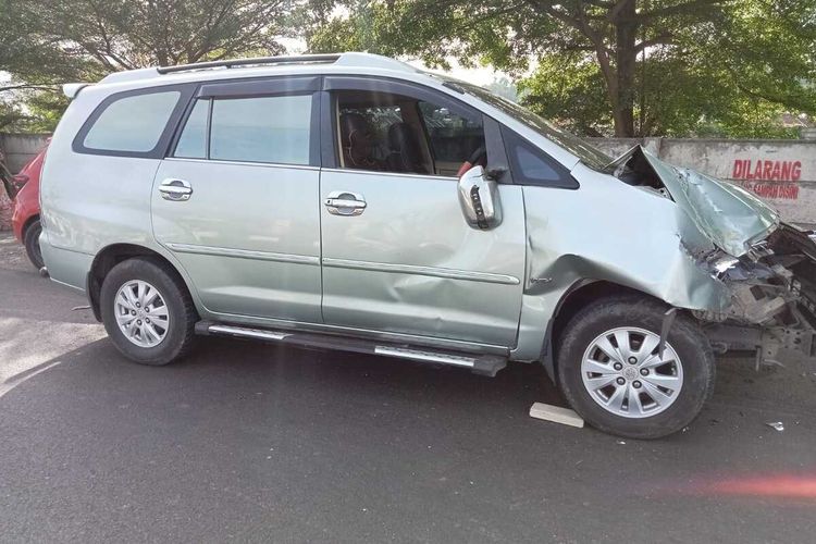 Polisi melakukan olah TKP lokasi kecelakaan yang terjadi di Jalan Soekarno - Hatta, Bandar Lampung, Sabtu (31/12/2022).