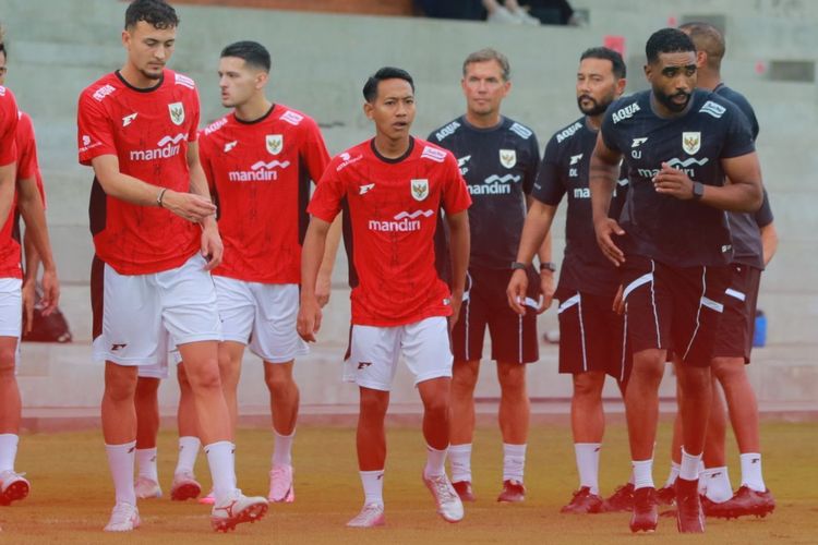 Gelandang serang Timnas Indonesia, Beckham Putra (tengah), tengah berlatih bersama rekan-rekannya. Para pemain Timnas Indonesia mengadakan Training Camp di lapangan latihan Bali United di Gianyar Bali pada Selasa (27/5/2025) jelang ronde laga-laga Kualifikasi Piala Dunia 2026 kontra China dan Jepang.