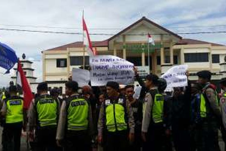 Puluhan warga menggelar unjuk rasa di Kejari Ponorogo menuntut tersangka mantan Wakil Bupati Ponorogo, Yuni Widyaningsih segera ditangkap, Kamis ( 10/11/2016). 