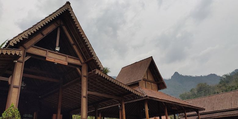 Balai Ekonomi Desa (Balkondes) Giritengah yang berlokasi 5 kilometer dari Candi Borobudur merupakan daerah terjauh dan tertinggi dari Candi Borobudur. Balkondes ini menawarkan beragam hal mulai dari penginapan hingga edukasi kepada anak-anak seperti belajar gamelan, budidaya madu hingga belajar membuat kerajinan topeng.