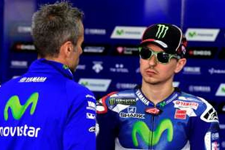 Pebalap Movistar Yamaha Team asal Spanyol, Jorge Lorenzo (kanan), berdiskusi dengan mekaniknya di paddock Sirkuit Ricardo Tormo pada sesi latihan bebas keempat GP Valencia, Sabtu (12/11/2016).