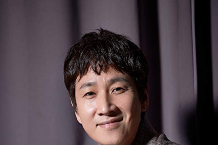 Aktor Korea Selatan bintang film Parasite, Lee Sun Kyun.