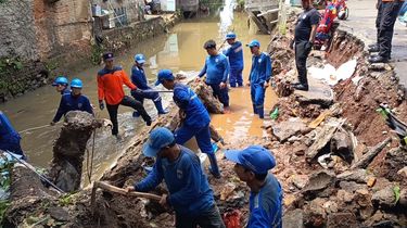 Berisiko Picu Longsor, LMK Minta Bangli di Bantaran Kali Baru Batu Ampar Ditertibkan