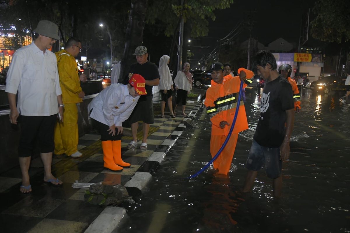 Walkot Semarang Agustina Wilujeng Pramestuti mengecek kondisi jalan-jalan yang tergenang air akibat hujan deras, Rabu (21/5/2025).