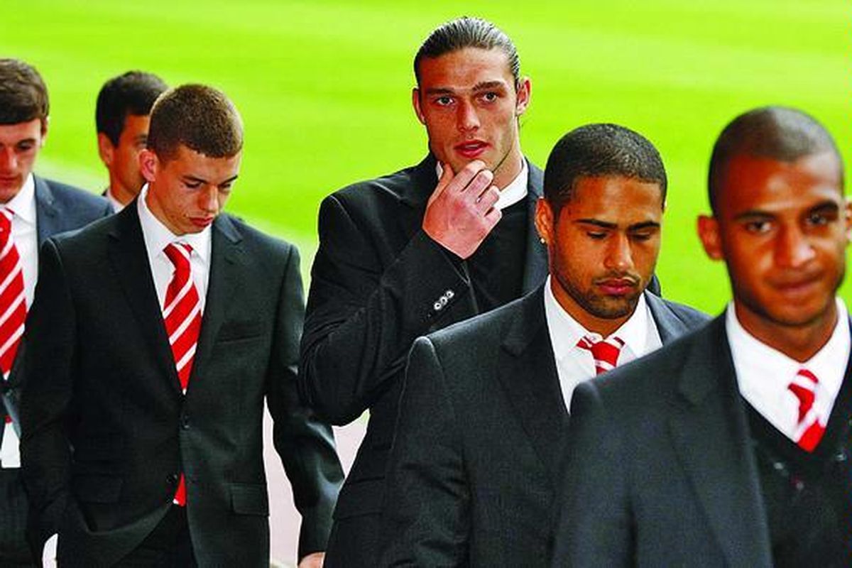 Pemain Liverpool,  Andy Carroll (tengah), tiba di Anfield dalam acara peringatan musibah yang menimpa Stadion Hillsborough, Liverpool, Inggris, Jumat (15/4). Bencana di Stadion Hillsborough, 22 tahun lalu, menyebabkan 96 pendukung Liverpool meninggal dunia.