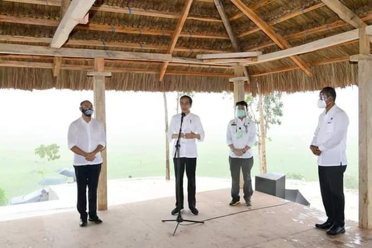 Presiden Jokowi memberikan keterangan pers setelah meninjau lahan food estate di Kabupaten Sumba Tengah, Pulau Sumba, Nusa Tenggara Timur (NTT), Selasa (23/2/2021).