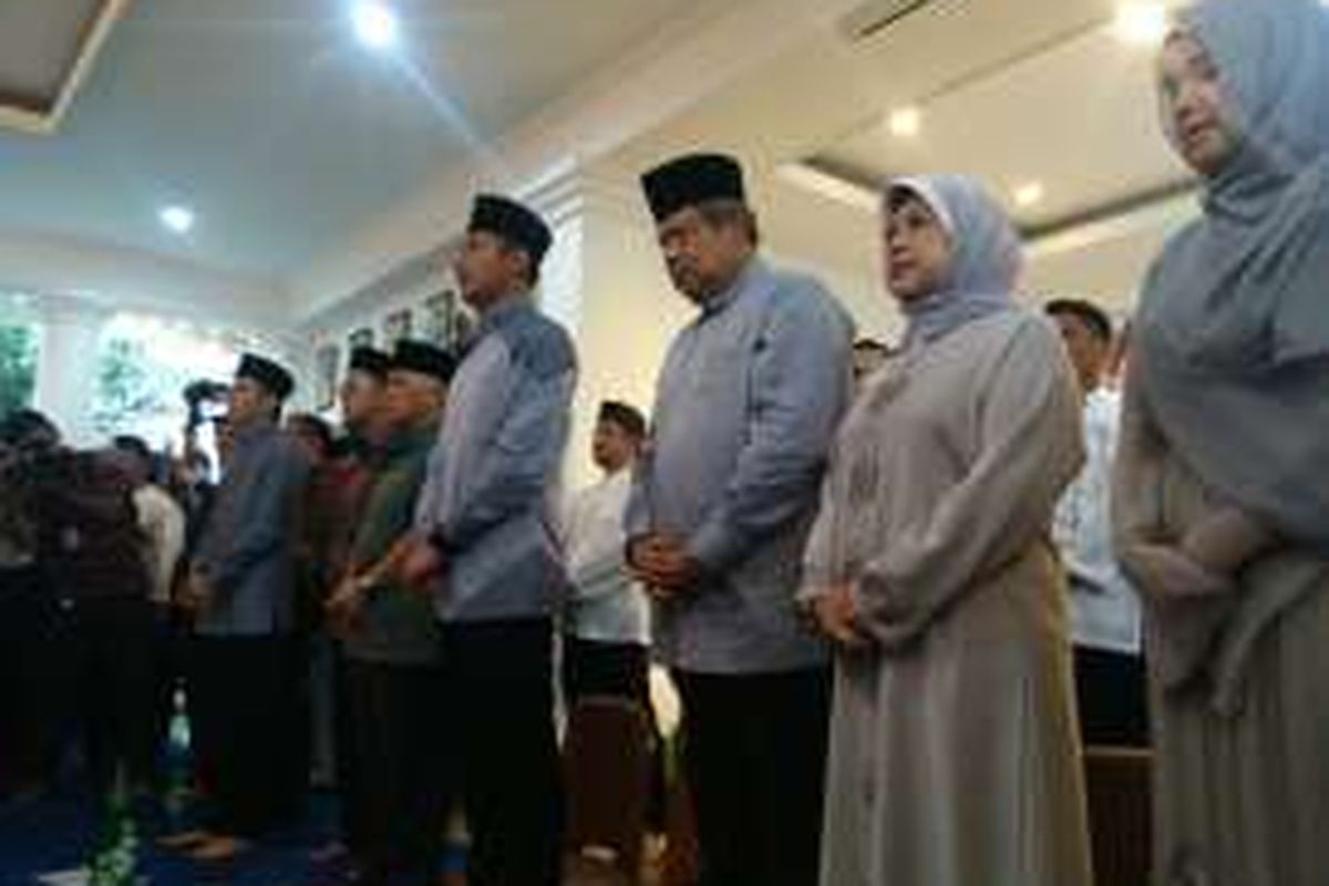 Bakal calon gubernur DKI dari Koalisi Cikeas, Agus Harimurti Yudhoyono, mendapat dukungan dari Jaringan Santri Indonesia (JSI) untuk Pilkada DKI 2017. Acara dukungan digelar di Cikeas Mansion, Depok, Jawa Barat, Minggu (9/10/2016).
