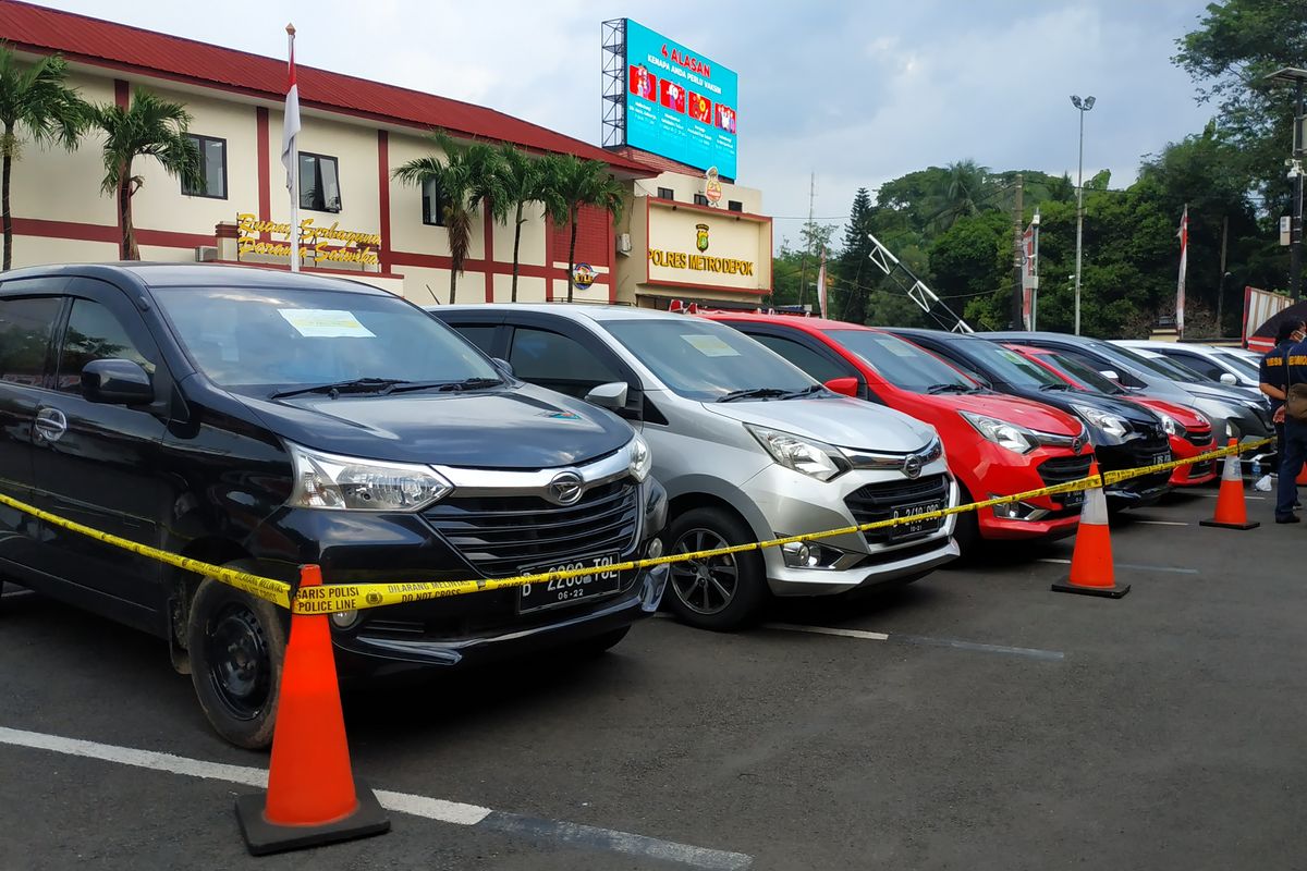 Polisi menangkap 5 orang pelaku pencurian dan penggelapan mobil di Depok, Jawa Barat. Kelima tersangka adalah DD, yang mengkoordinir Na, Ne, A, dan B (mertua A). Mereka menyewa mobil, lalu mobil-mobil itu digelapkan dan dijual dengan harga miring.