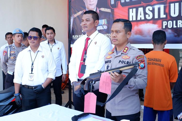 Kapolres Bondowoso AKBP Harto Agung Cahyono menunjukkan senapan angin yang digunakan AG untuk menembak DS yang dikira musang.