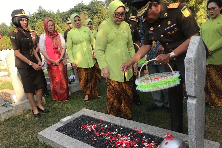 Jaksa Agung Muhammad Prasetyo (kedua dari kanan) berziarah ke Taman Makam Pahlawan Kalibata, Jakarta Selatan, Minggu (21/7/2019), dalam rangka peringatan Hari Bhakti Adhyaksa ke-59.