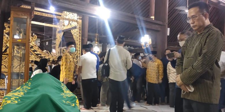 Ketua Persekutuan Gereja-gereja Indonesia (PGI) Gomar Gultom ketika melayat ke Masjid Gedhe Kauman, Yogyakarta, tempat jenazah Buya Syafii Maarif disemayamkan, Jumat (27/5/2022).