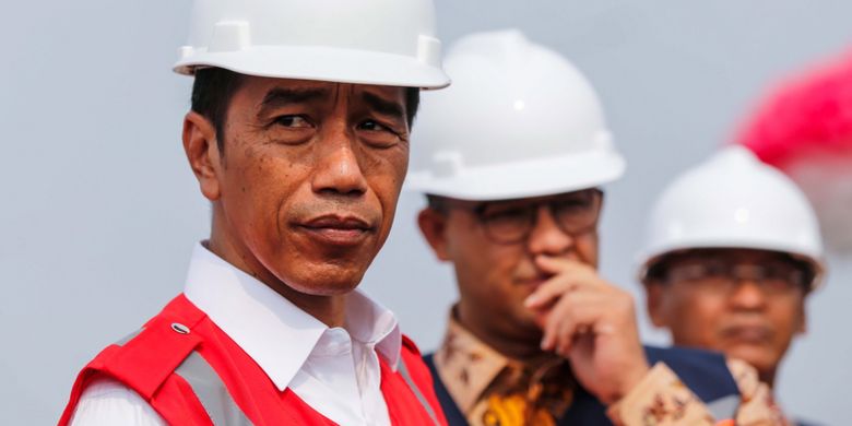 Presiden Joko Widodo didampingi Gubernur DKI Jakarta Anies Baswedan saat peresmian Tol Bekasi-Cawang-Kampung Melayu (Becakayu) di kawasan Jakasampurna, Bekasi, Jawa Barat, Jumat (3/11/2017). Presiden Joko Widodo meresmikan ruas jalan tol yakni Seksi 1B dan 1C sepanjang 8,26 kilometer yang terbentang dari Cipinang Melayu-Pangkalan Jati-Jakasampurna.