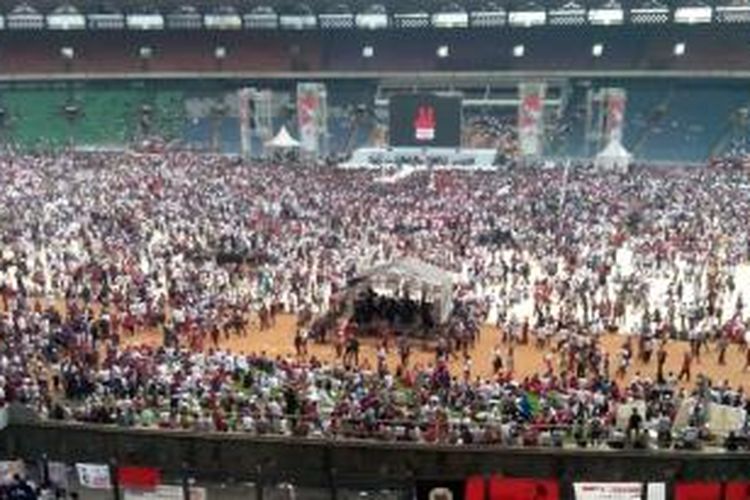 Konser Salam 2 Jari: Menuju Kemenangan untuk mendukung capres-cawapres Jokowi-JK yang digelar di Stadion Utama Gelora Bungkarno, Sabtu (5/7/2014).