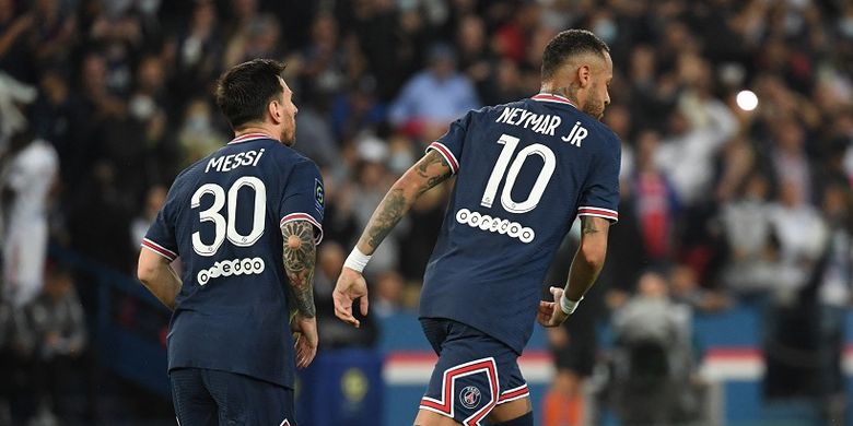 Bintang Paris Saint-Germain, Lionel Messi dan Neymar, merayakan gol ke gawang Olympique Lyon, pada laga lanjutan pekan keenam Liga Perancis di Stadion Parc des Princes, Senin (20/9/2021) dini hari WIB.