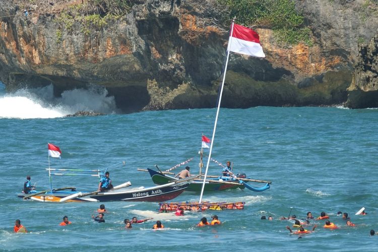 Pengibaran Bendera di Samudera Hindia sekitar Pantai Baron, Kemadang, Tanjungsari, Gunungkidul, Jumat (17/8/2018).