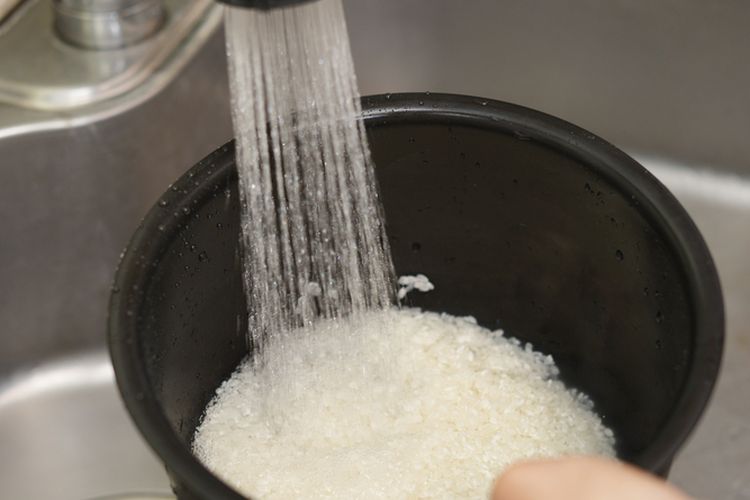 Ilustrasi mencuci beras. Air cucian beras dapat dimanfaatkan sebagai bahan pembuatan pupuk. 