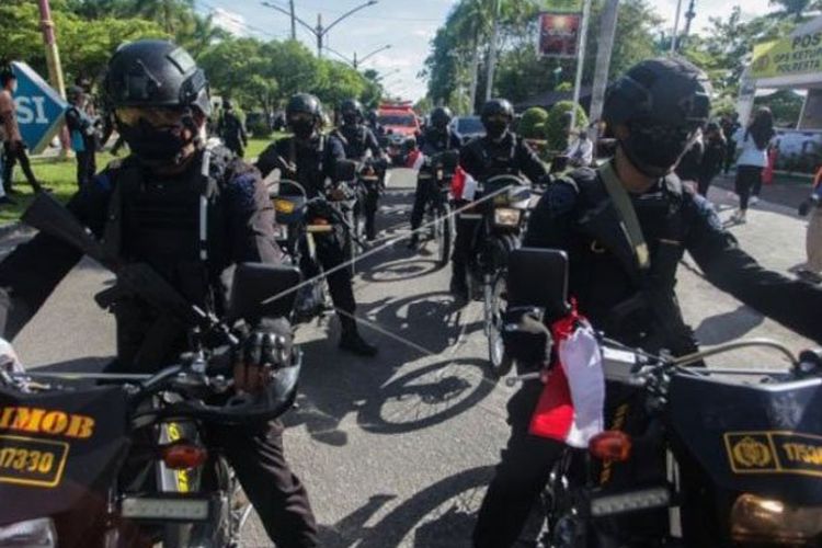 Personel Polri bersiap memberikan sosialisasi ke warga tentang penerapan Pembatasan Sosial Berskala Besar (PSBB) mulai Senin (11/5) ke sejumlah titik Kota Palangka Raya dengan menggunakan kendaraan bermotor Minggu (10/5/2020). 