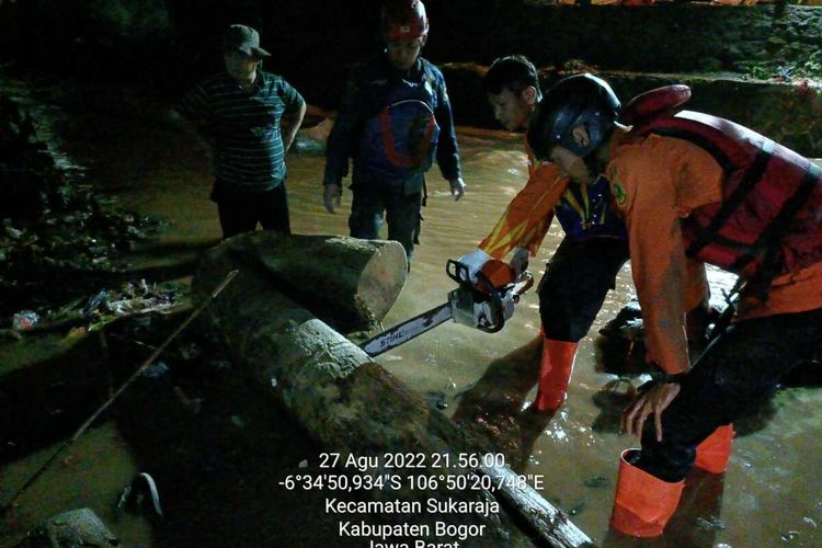 Petugas gabungan sedang melakukan penanganan bencana banjir di empat kampung di wilayah Sukaraja, Kabupaten Bogor, Jawa Barat, Minggu (28/8/2022).