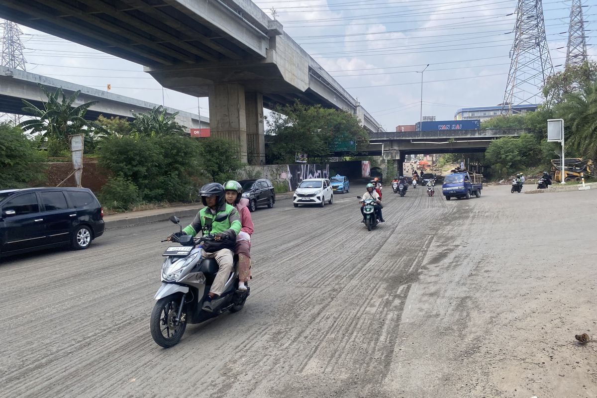 Warga Keluhkan Jalan KH Noer Ali Bekasi Rusak