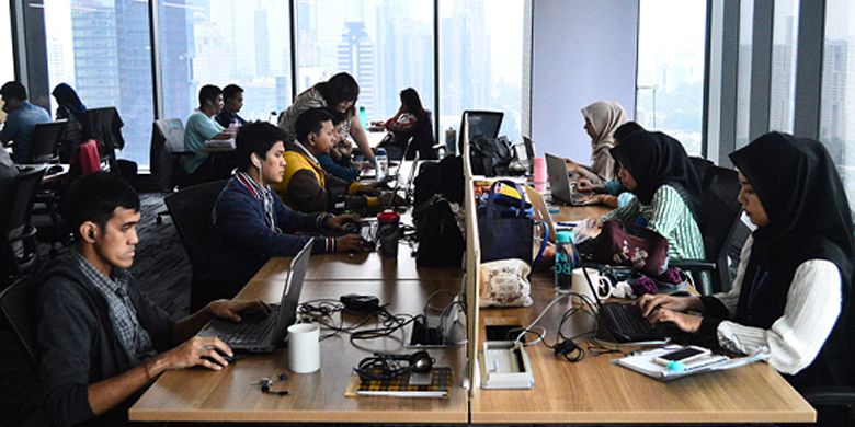Para karyawan Cartenz Group, yang terdiri dari sekelompok anak muda sedang bekerja di kantor pusat Cartenz yang berada di gedung AIA Central, Sudirman, Jakarta, Selasa (21/11/2017). 