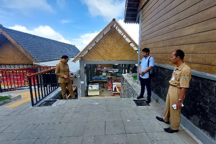 Kepala Dinas Pariwisata Kabupaten Semarang Wiwin Sulistyowati meninjau area lapak pedagang di komplek Candi Gedongsongo yang terendam air saat hujan, Senin (22/4/2024).