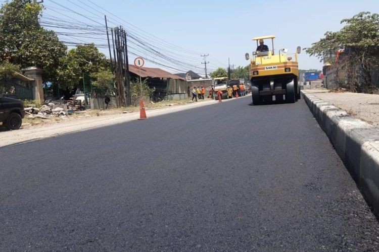 Jalan Pantura Kudus-Demak, Jawa Tengah mulai diperbaiki pasca rusak karena banjir pada Rabu (27/3/2024).