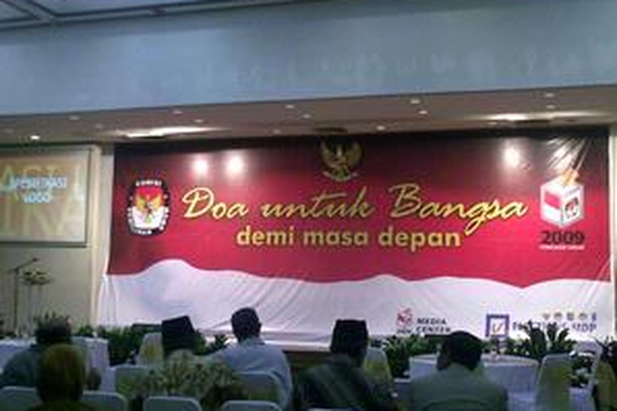 Tiga hari menjelang hari pemungutan suara pada 9 April mendatang, Senin (6/4), Komisi Pemilihan Umum (KPU) menggelar ritual doa bersama di Gedung KPU demi terselenggaranya KPU yang aman dan jurdil.
