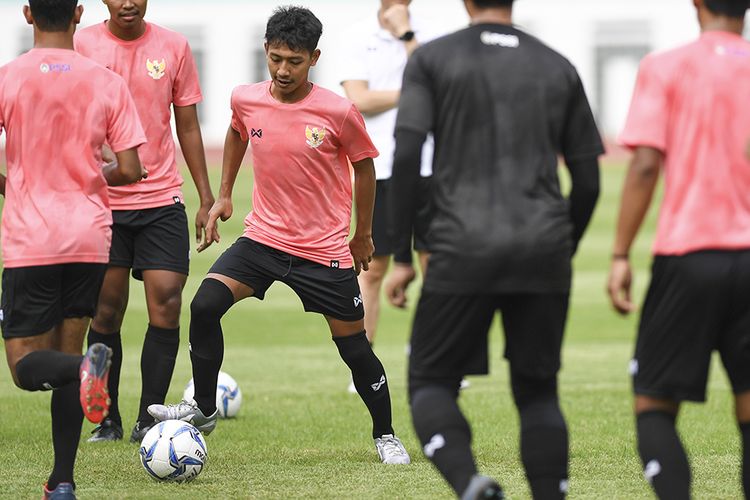 Pesepak bola Beckham Putra Nugraha (ketiga kiri) mengikuti seleksi pemain Timnas Indonesia U-19 di Stadion Wibawa Mukti, Cikarang, Bekasi, Jawa Barat, Senin (13/1/2020). Sebanyak 51 pesepak bola hadir mengikuti seleksi pemain Timnas U-19 yang kemudian akan dipilih 30 nama untuk mengikuti pemusatan latihan di Thailand.