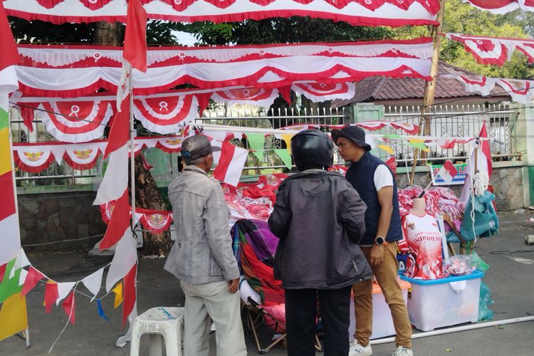 Sempat Sepi, Penjualan Bendera di Medan Mulai Ramai Jelang 17 Agustus