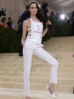 Cara Delevingne menghadiri Met Gala 2021