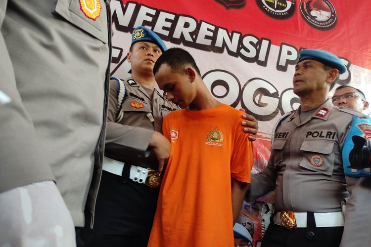 Pelaku pembunuhan berinisial D alias Devid (19) saat dihadirkan di Mapolresta Bogor Kota, Selasa (12/12/2023).