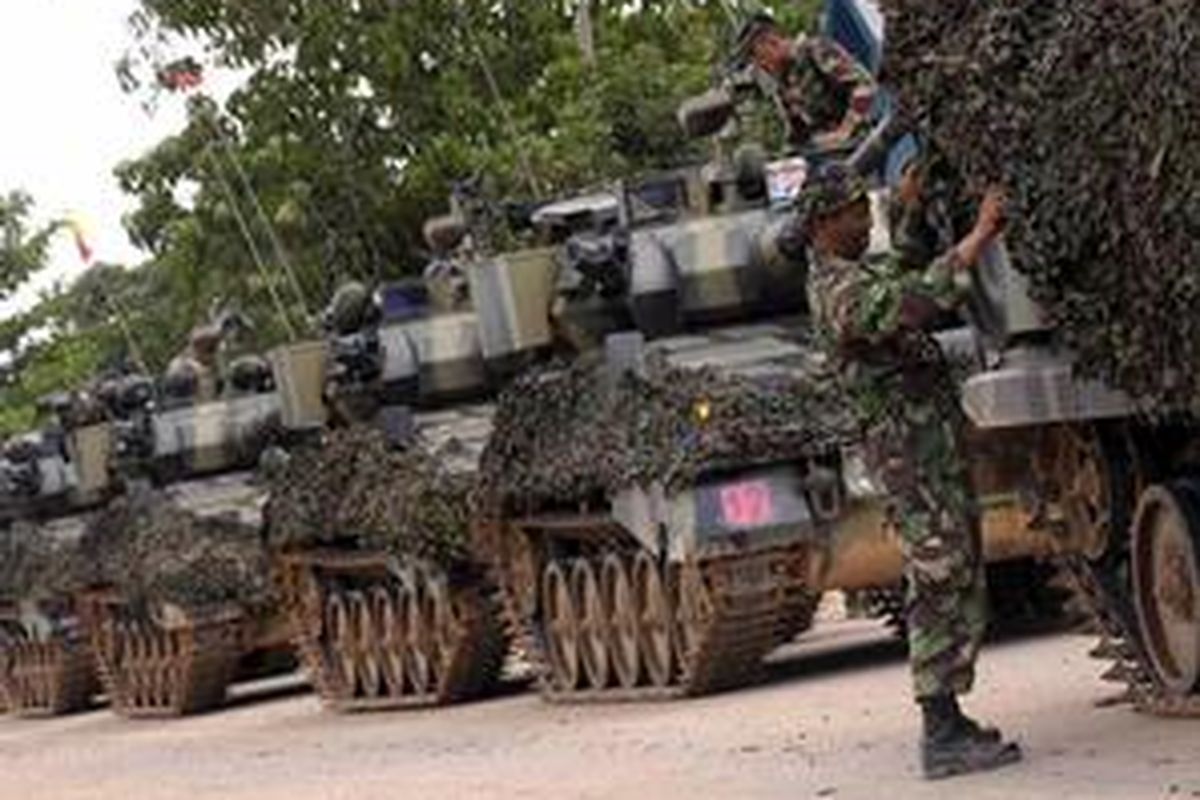 Anggota pasukan Batalyon Kavaleri-8/Tank Divisi Infanteri 2 Kostrad berkumpul di Perdau, Kutai Timur, usai melakukan kegiatan Latihan Gabungan TNI 2008,  Rabu (18/6).