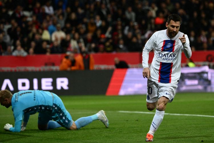 Bintang Paris Saint-Germain (PSG) Lionel Messi merayakan golnya ke gawang Nice pada laga pekan ke-30 Ligue 1 2022-2023 di Stadion Allianz Riviera, Minggu (9/4/2023) dini hari WIB. Terkini, Messi dikabarkan akan pindah ke klub Liga Arab Saudi mengikuti jejak Cristiano Ronaldo.