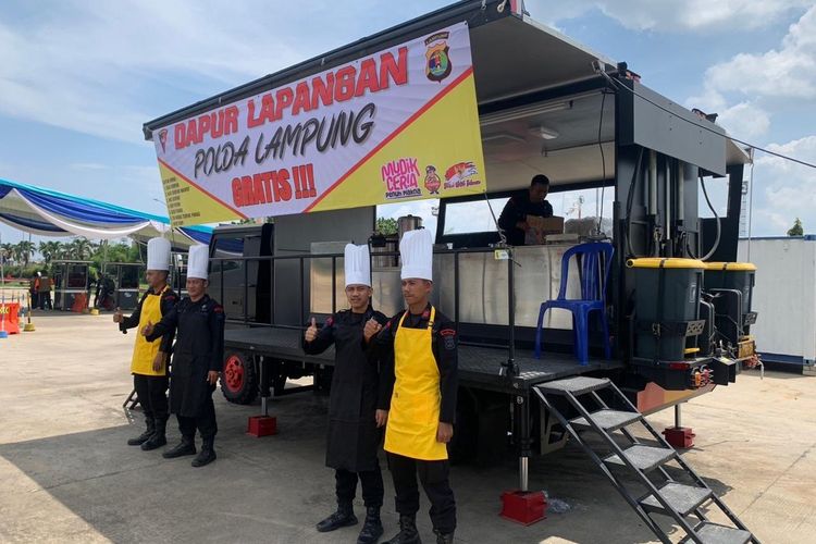 Dapur lapangan dari Brimob Polda Lampung yang akan menyajikan camilan dan kopi bagi pemudik, Sabtu (13/4/2024).