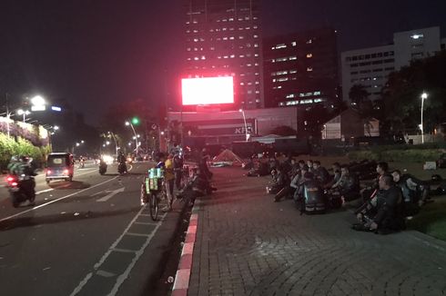 Pukul 17.56 WIB, Tugu Tani Sudah Bisa Dilalui Pengendara Setelah Bentrokan Massa dan Polisi