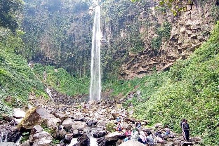 Destinasi wisata Grojogan Sewu di Kecamatan Tawangmangu, Kabupaten Karanganyar. 
