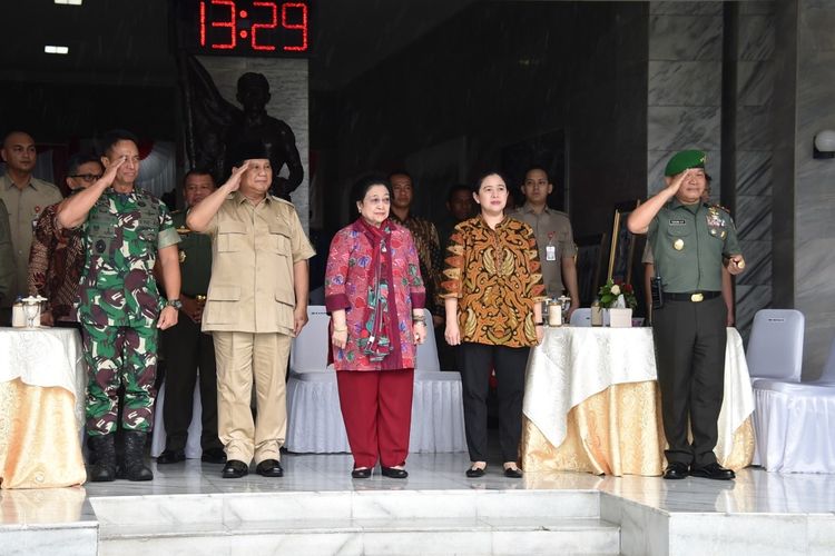 Presiden ke-5 RI Megawati Soekarno Putri (tengah) didampingi Menhan Prabowo dan Ketua DPR RI Puan Maharani di Akmil Magelang, Jumat (7/2/2020).