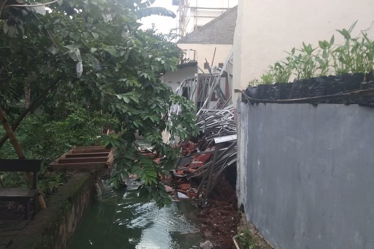 Akibat saluran air meluap karena hujan deras, bangunan SDN 4 beji Depok ambruk, Kamis (2/1/2020)