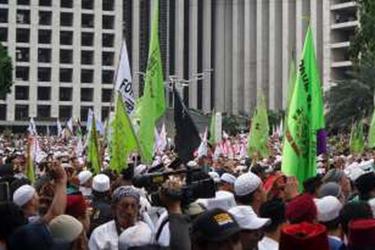 Massa ormas keagamaan berkumpul di halaman Masjid Istiqlal usai sholat Jumat, (14/10/2016). Mereka memprotes dan menuntut Gubernur DKI Jakarta Basuki Tjahaja Purnama atas tuduhan penistaan agama.